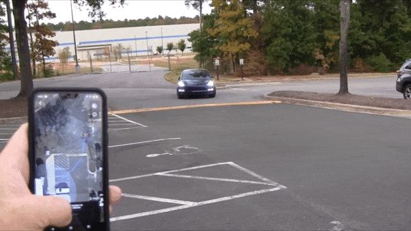 特斯拉“自动召唤”有软肋:正面识别很厉害,侧面物体看不见,实测差点碾过行人脚面