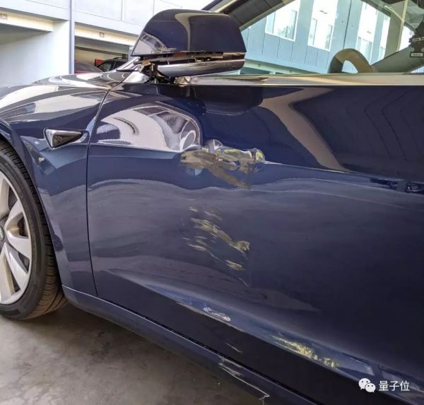 特斯拉“自动召唤”有软肋:正面识别很厉害,侧面物体看不见,实测差点碾过行人脚面