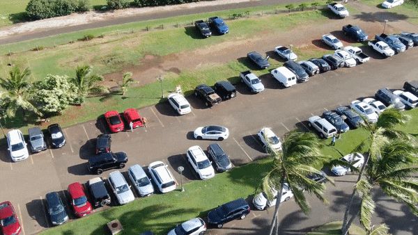 特斯拉“自动召唤”有软肋:正面识别很厉害,侧面物体看不见,实测差点碾过行人脚面