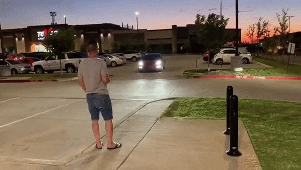 特斯拉“自动召唤”有软肋:正面识别很厉害,侧面物体看不见,实测差点碾过行人脚面