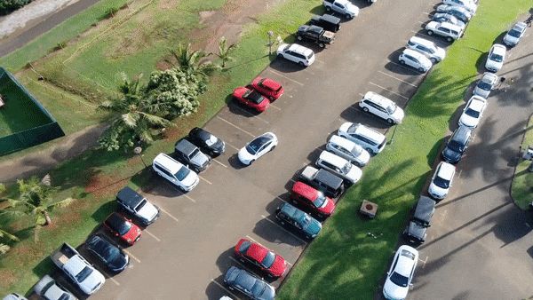 特斯拉“自动召唤”有软肋:正面识别很厉害,侧面物体看不见,实测差点碾过行人脚面