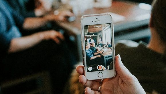 TikTok搬进Facebook后院,以高出20%薪酬挖角后者员工