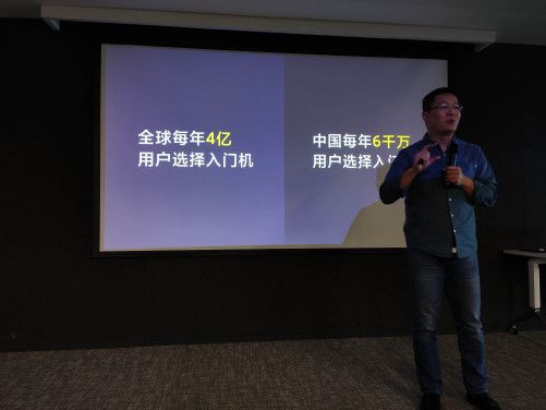 继19999元高价机,小米推699低价机,还能挽回腰斩的股价吗?