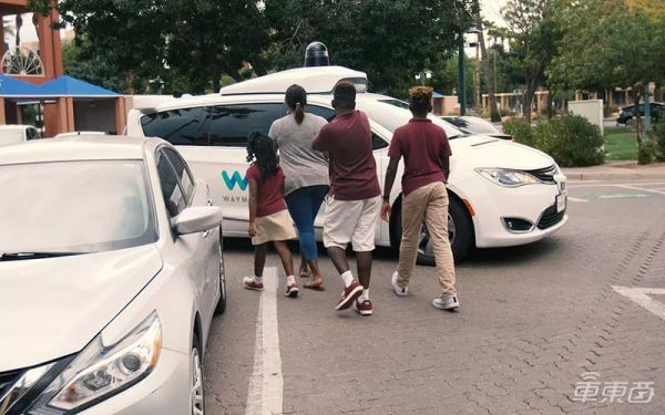 谷歌无人车驶入巴黎,将充当机场大巴