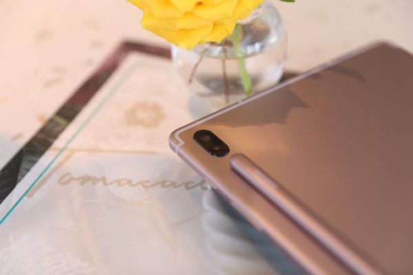 最前线 | 三星发布了一款搭载双摄的平板电脑,想和 iPad 正面刚