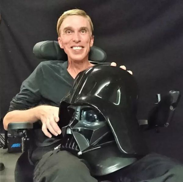 渐冻人只能等死?英国科学家逆天续命,把自己改造成了“黑武士”