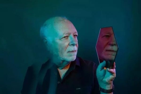 渐冻人只能等死?英国科学家逆天续命,把自己改造成了“黑武士”