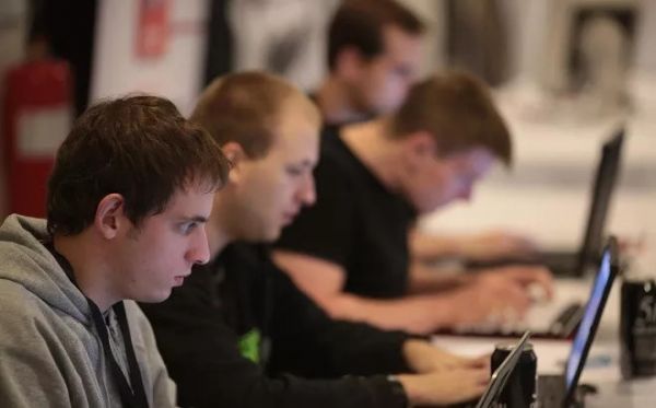 AI人才市场两重天:算法⼯程师降薪9%,推荐算法涨到3万