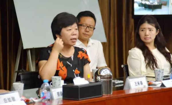 苹果1999元的新耳机来了:网友忙着卖旧耳机筹钱,这家中国公司却忙着数钱