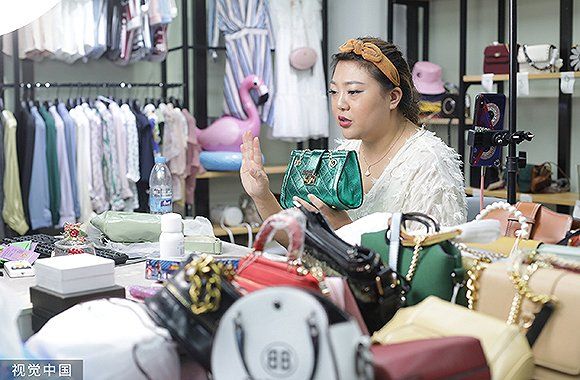 正在直播的主播。图片来源：视觉中国