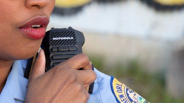 不做手机的摩托罗拉,给对讲机加了一块触控屏