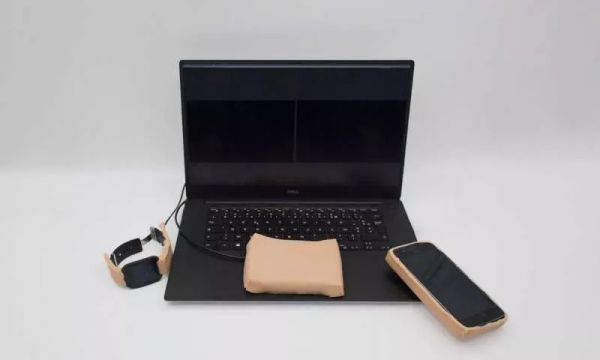 给你的手机挠痒痒:巴黎电信为电子设备穿上“皮肤”,爱抚捏脸都能回应