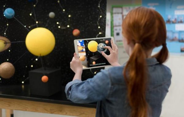 截胡未来,或稳固当下:在教育市场缠斗的谷歌与苹果