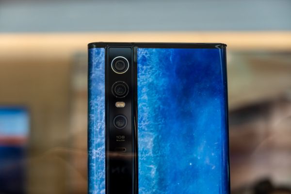 最前线 | 苹果环绕屏专利曝光,小米MIX α 遭遇劲敌