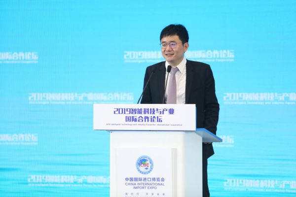 猎豹移动CEO傅盛出席2019进博会 称智能服务机器人蕴含巨大产业机会