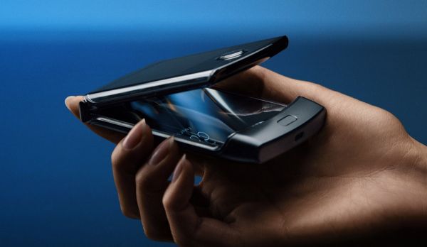 最前线 | 摩托罗拉出了款造型奇特的可折叠手机,像功能机一样竖着翻盖