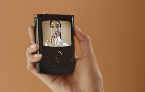 最前线 | 摩托罗拉出了款造型奇特的可折叠手机,像功能机一样竖着翻盖