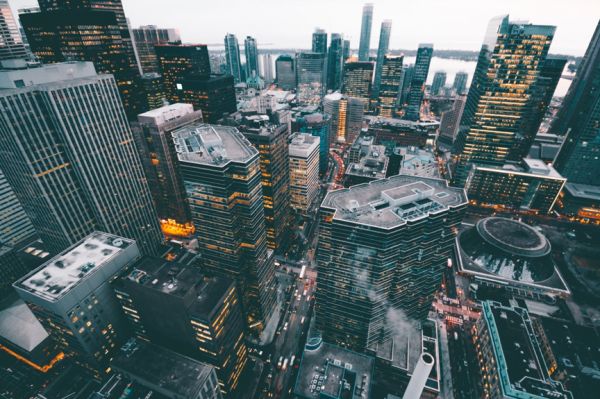 少数派的未来猜想 | 一路绿灯、AI破案、政务跑0次，智慧城市“驶入高速”