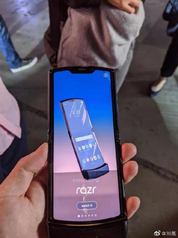 科技神回复 | 摩托罗拉发布折叠手机，网友：真折叠手机，隔壁两家都是折叠平板