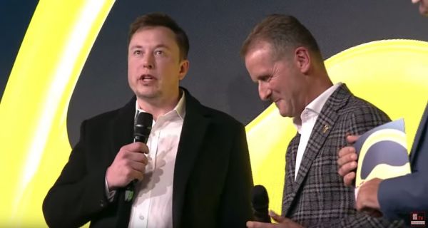 特斯拉进柏林,一龙笑嘻嘻