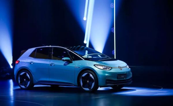 特斯拉进柏林,一龙笑嘻嘻