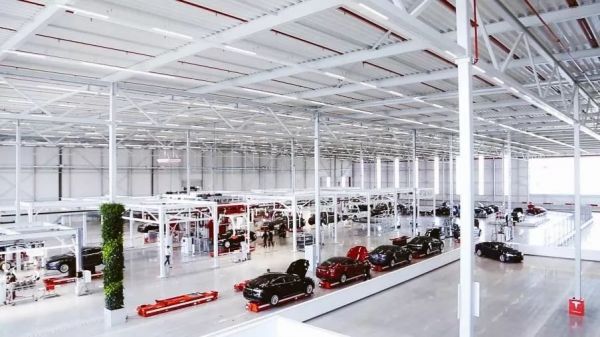 特斯拉进柏林,一龙笑嘻嘻