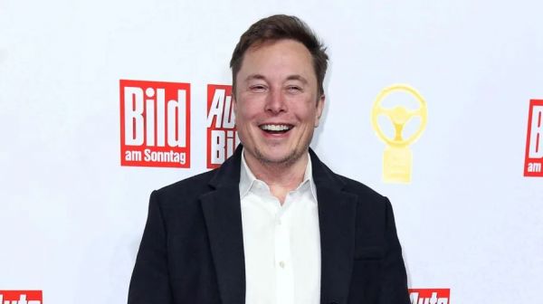 特斯拉进柏林,一龙笑嘻嘻