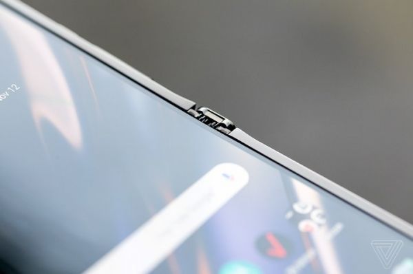 售价 1500 美元，moto 带着搭载折叠屏的新刀锋回来了