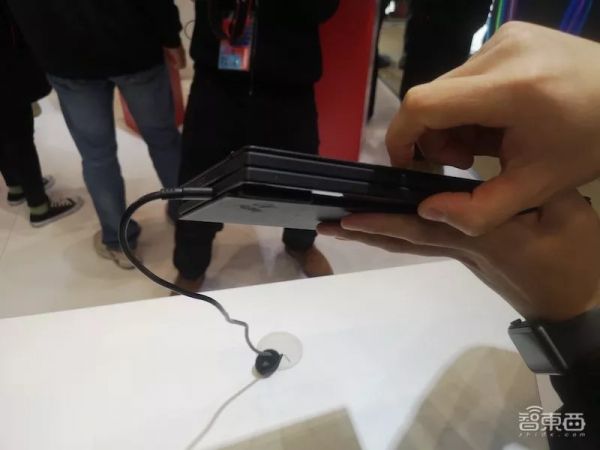 联想彻底“弯”了:折叠手机和PC齐发,Moto刀锋被完美复刻(附真机视频)