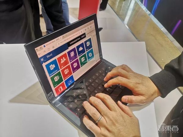 联想彻底“弯”了:折叠手机和PC齐发,Moto刀锋被完美复刻(附真机视频)