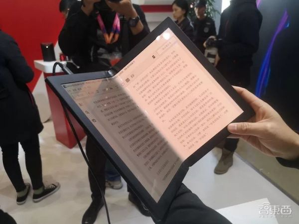 联想彻底“弯”了:折叠手机和PC齐发,Moto刀锋被完美复刻(附真机视频)
