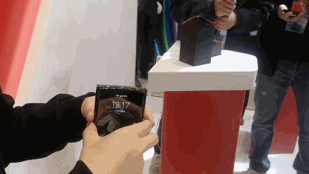 联想彻底“弯”了:折叠手机和PC齐发,Moto刀锋被完美复刻(附真机视频)