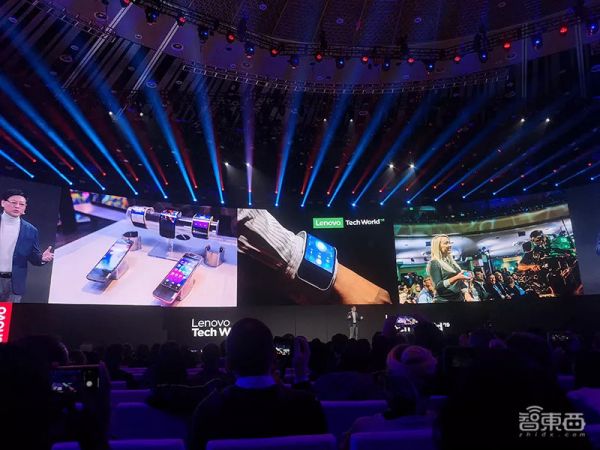 联想彻底“弯”了:折叠手机和PC齐发,Moto刀锋被完美复刻(附真机视频)