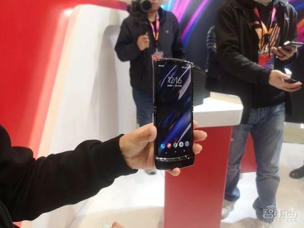 联想彻底“弯”了:折叠手机和PC齐发,Moto刀锋被完美复刻(附真机视频)