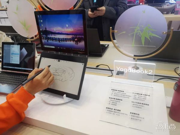 联想彻底“弯”了:折叠手机和PC齐发,Moto刀锋被完美复刻(附真机视频)