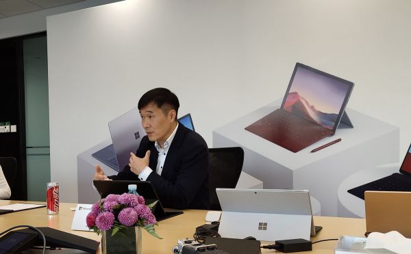 对话微软邹作基:云和AI正带动硬件发展,商用版Surface有独立销售体系