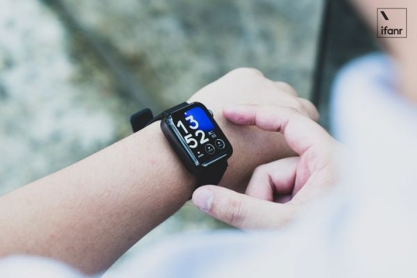 做传统手表,还是做 Apple Watch?