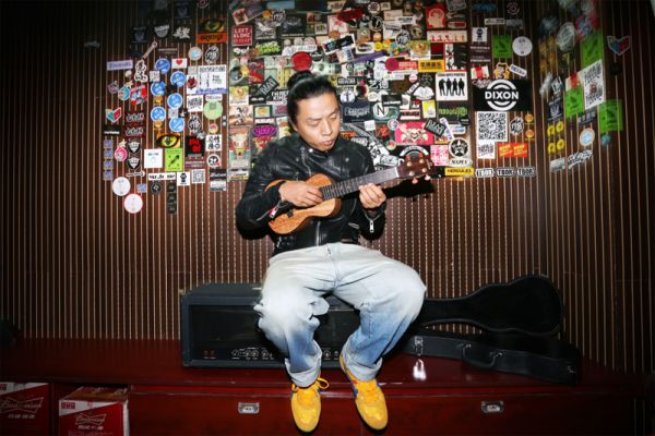 与音乐相伴多年,高虎拿起一件乐器,总要顺手弹上一弹。像他这样的独立音乐人,要自己负担音乐创作的全部成本,在没有持续收入的情况下,他们的创作经常步履维艰。 视觉中国图