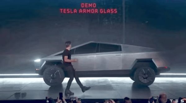 马斯克皮卡的防弹玻璃为啥会被钢球砸碎？物理学教授：这就是一道高中物理题