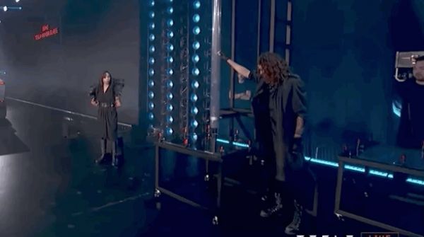 马斯克皮卡的防弹玻璃为啥会被钢球砸碎？物理学教授：这就是一道高中物理题