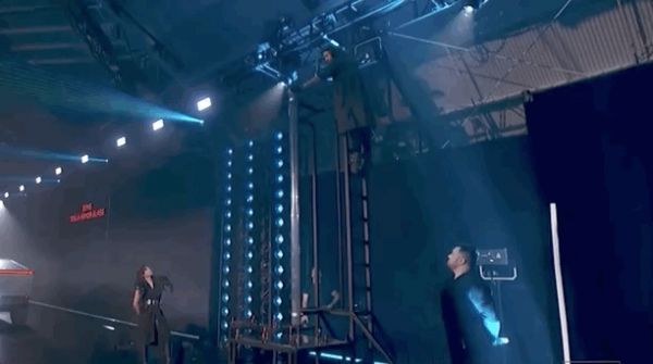 马斯克皮卡的防弹玻璃为啥会被钢球砸碎？物理学教授：这就是一道高中物理题