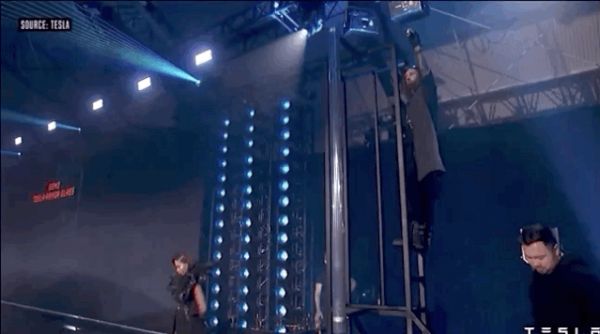 马斯克皮卡的防弹玻璃为啥会被钢球砸碎？物理学教授：这就是一道高中物理题