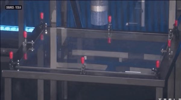 马斯克皮卡的防弹玻璃为啥会被钢球砸碎？物理学教授：这就是一道高中物理题