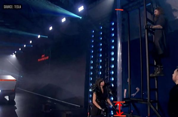 马斯克皮卡的防弹玻璃为啥会被钢球砸碎？物理学教授：这就是一道高中物理题