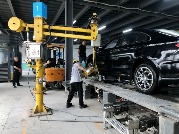 采用“车电分离、里程计费”，「伯坦科技」给电动汽车提供“换电”服务