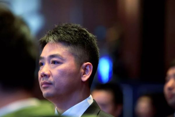 丁磊向左,刘强东向右