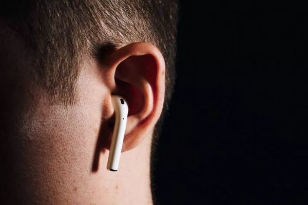 AirPods 成为抢手货，但人们还是不爱 Siri