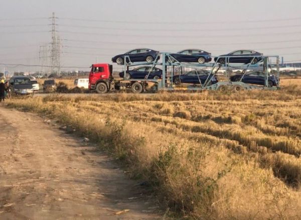 特斯拉中国制造Model 3运离上海工厂,首批订单交付在即