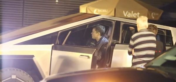 特斯拉电动皮卡在洛杉矶兜风,马斯克亲自驾驶