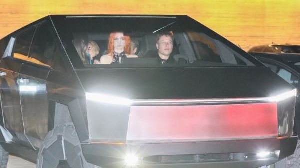 特斯拉电动皮卡在洛杉矶兜风,马斯克亲自驾驶